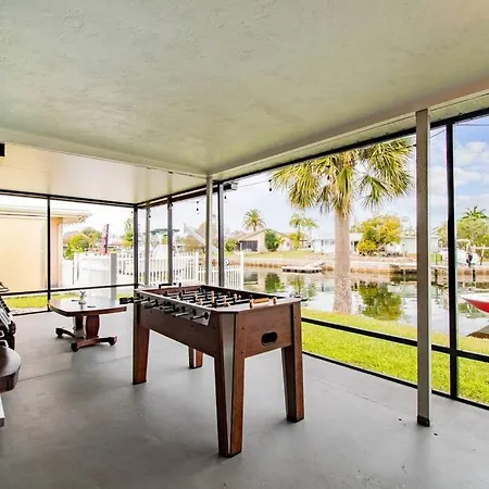 Villa Gorgeous And Peaceful House By The Water